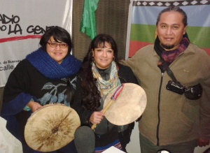 Manuela junto a Fabiana y Mauricio de Kuemelen Newen Mapu en la radio. 