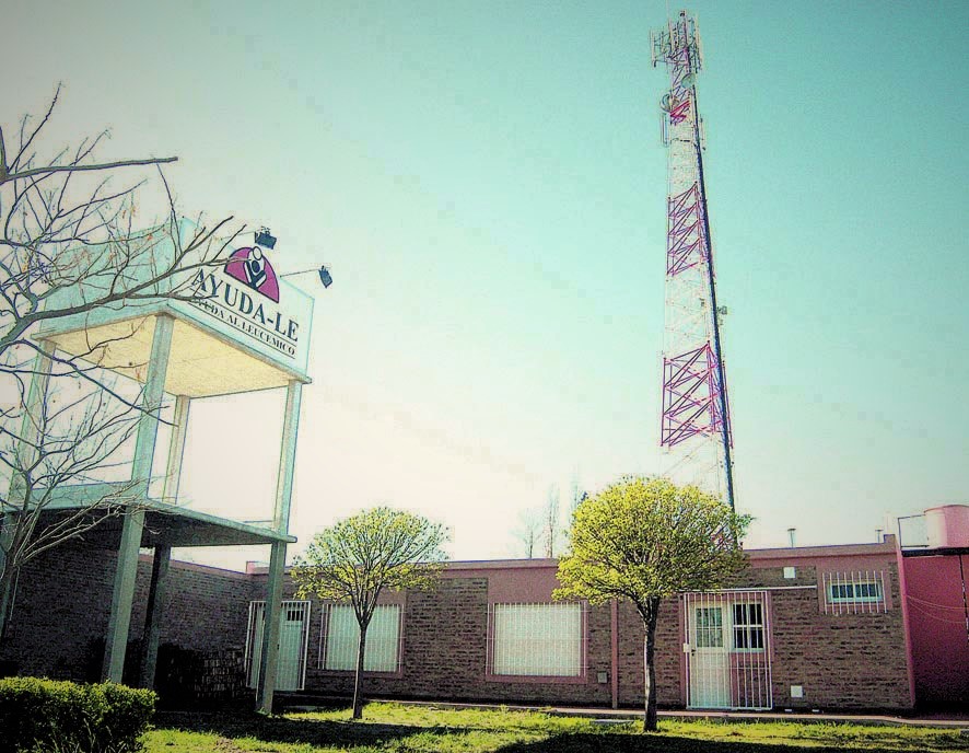 Un caso emblemático. Antenas a metros de la sede de Ayuda Le, centro de atención de pacientes con leucemia.
