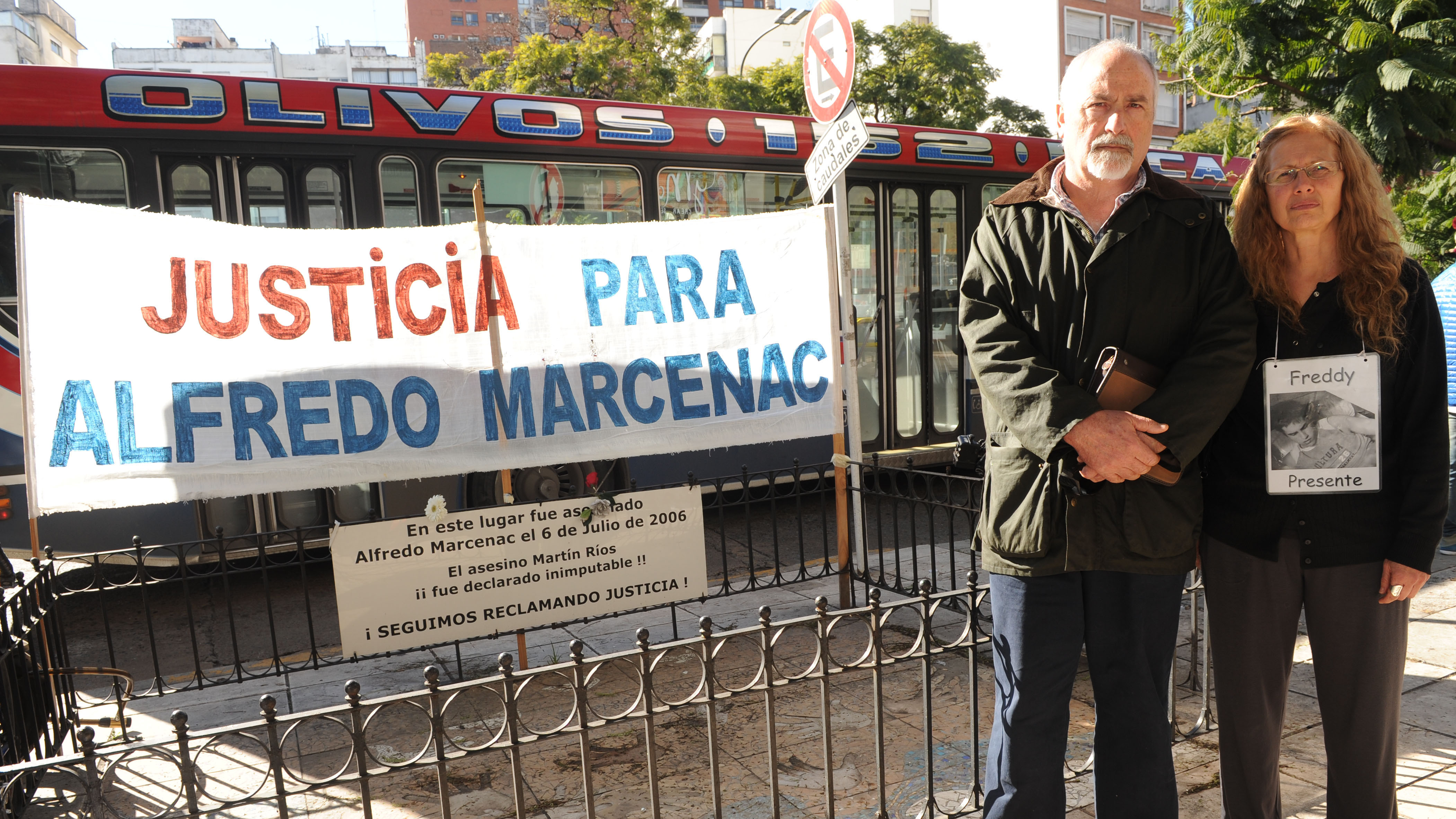 Télam 06/07/2016 Buenos Aires: La familia del estudiante Alfredo Marcenac, asesinado el 6 de Julio de 2006 por Martin Ríos, "el tirador de Belgrano" rechaza la absolución y se mantiene firme en el reclamo de justicia.Los padres de la víctima en el lugar del hecho. Foto: Analía Garelli