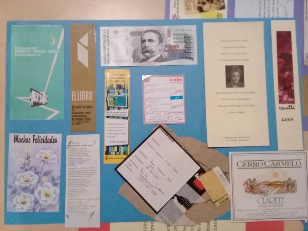 Uno de los paneles con objetos encontrados en los libros que pertenecían a Hugo Cañón.