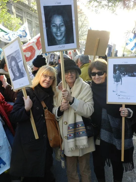 Ana junto a sus compañeras Nélida Deluchi e Hilda Abad, el día del inicio del primer juicio de lesa humanidad en Bahía Blanca.