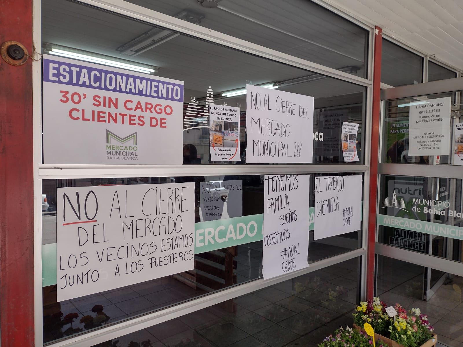 Carteles en el Mercado Municipal