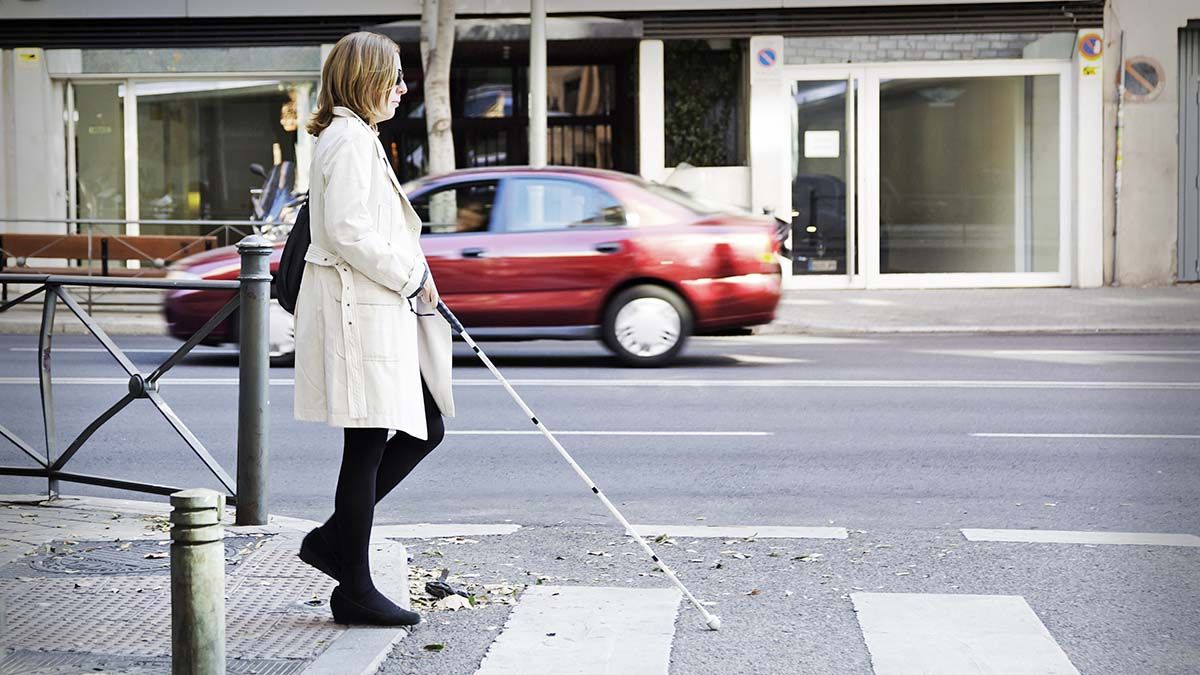 mujer-ciega-cruzando